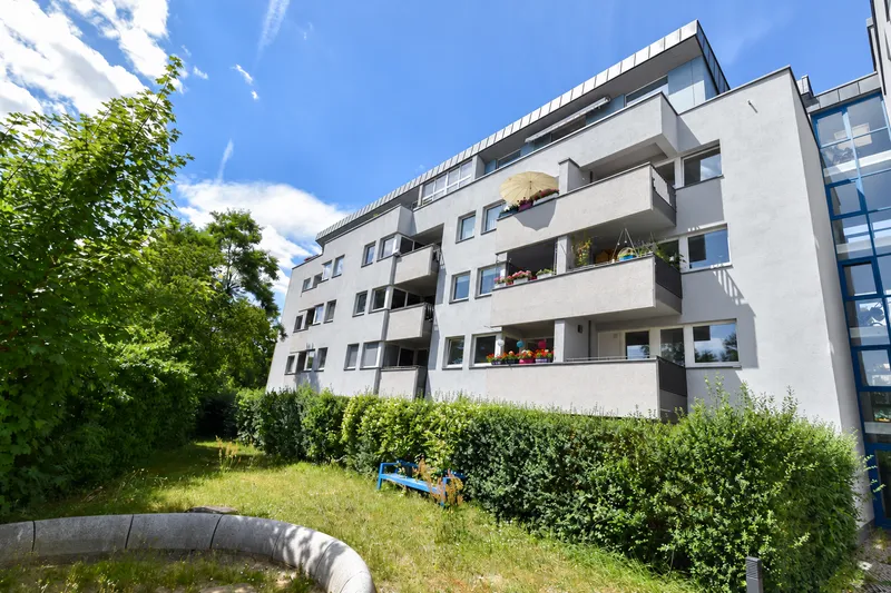 Helle 2-Zimmerwohnung mit Südwestbalkon, Blick ins Grüne und Tiefgaragenstellplatz–renoviert, privat — photo 1